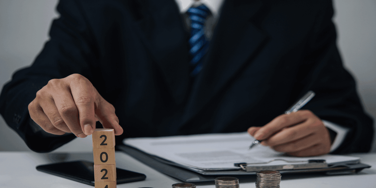 Preparación Declaración de la Renta 2024 – AEG – Asesoría de Empresas Granada Asesor de AEG estudiando la Campaña de la Renta 2024