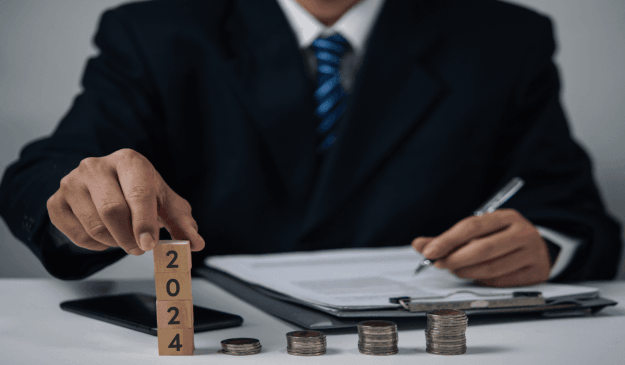 Asesor de AEG estudiando la Campaña de la Renta 2024