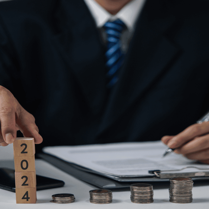 Asesor de AEG estudiando la Campaña de la Renta 2024